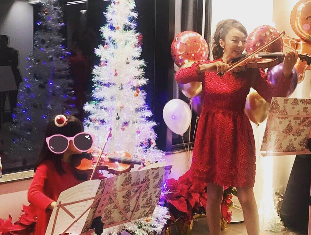 神田うのさんのインスタグラム写真 - (神田うのInstagram)「うの主催のクリスマスパーティー🎄 娘とデュオで下手っぴなバイオリンを弾きました（笑） 来年の自分のバースデーパーティーは自分で主催しよーっと❣️ #christmasparty #christmashomeparty #homeparty #クリスマスパーティー #クリスマスホームパーティー #ホームパーティー #violin #ヴァイオリン #娘と #共演 #母娘 #motheranddaughter #daughterandmother#baccarat #バカラ #candlestand #キャンドルスタンド#cristal #クリスタル #vase #花瓶 #flower #お花 #花#神田うの #unokanda#christmastree #クリスマスツリー#domperignon#ドンペリニヨン」12月23日 0時10分 - unokandaofficial