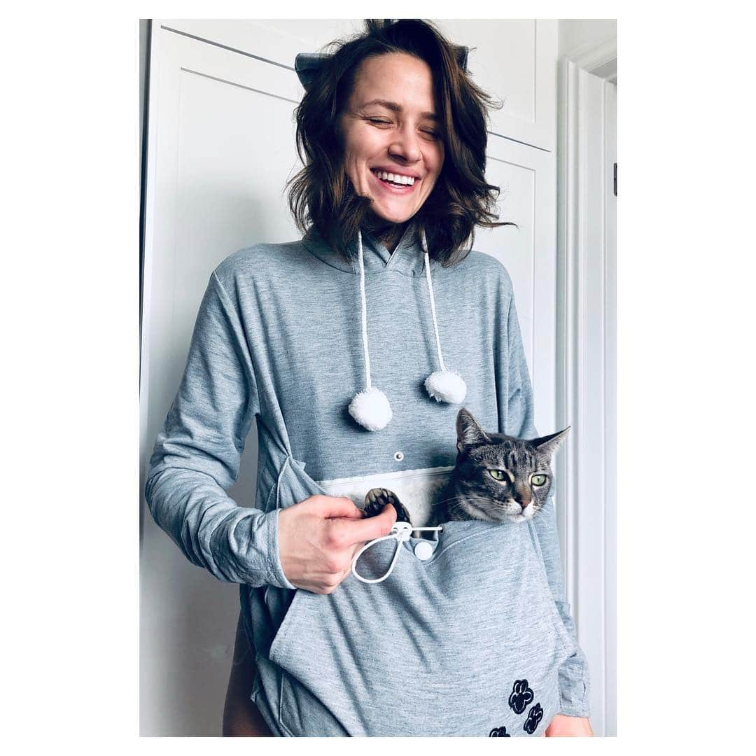 シャンテル・ヴァンサンテンさんのインスタグラム写真 - (シャンテル・ヴァンサンテンInstagram)「#BestChristmasPresentEver #CatLadyStarterKit #ChristmasKittyCuddles #IWishTheyBothFit」12月23日 0時26分 - therealshantel