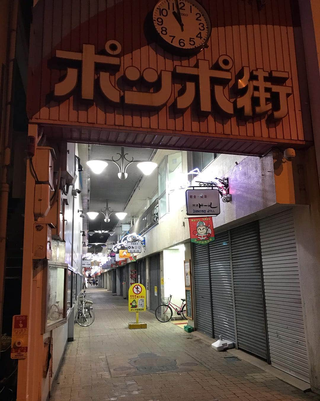 じろうさんのインスタグラム写真 - (じろうInstagram)「最高の面構えの商店街だ。 いい色。 また今度ゆっくり。」12月23日 0時29分 - sissonne_jiro