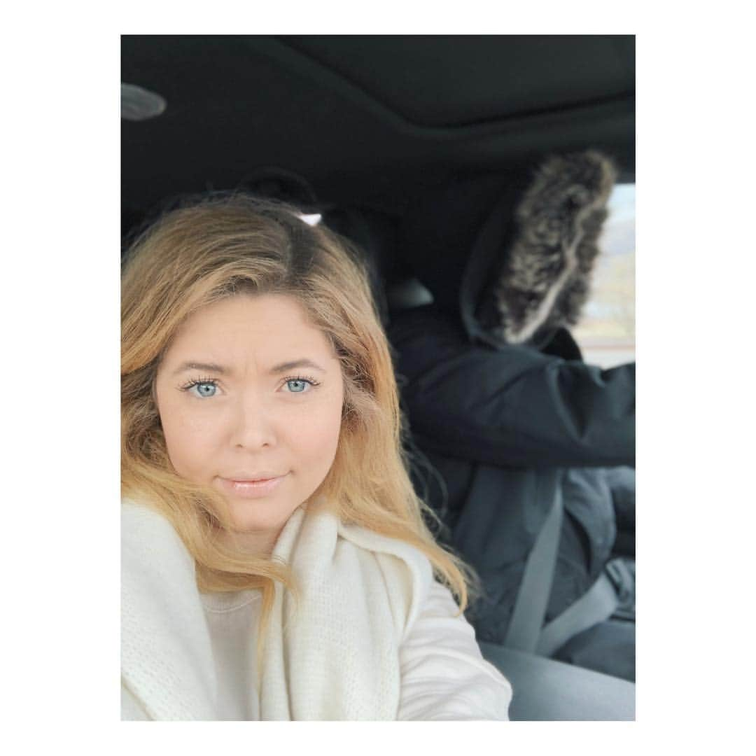 サーシャ・ピーターズさんのインスタグラム写真 - (サーシャ・ピーターズInstagram)「Road trip with my Eskimo 🖤」12月23日 3時46分 - sashapieterse