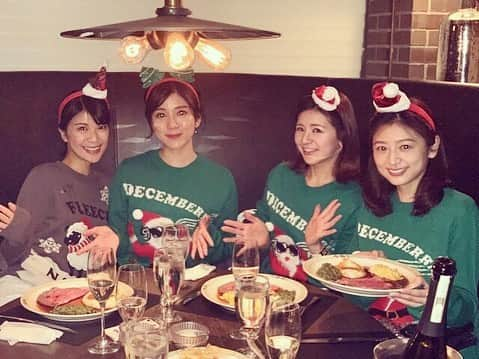 有地佐哉香のインスタグラム：「いつものみんなと クリスマスパーティー。 ファンキーサンタの中に 羊が混ざりました🐏  #クリスマス #クリスマスパーティー #christmas #party ＃神社のお守り #占い本 #プレゼントがみんな個性的」