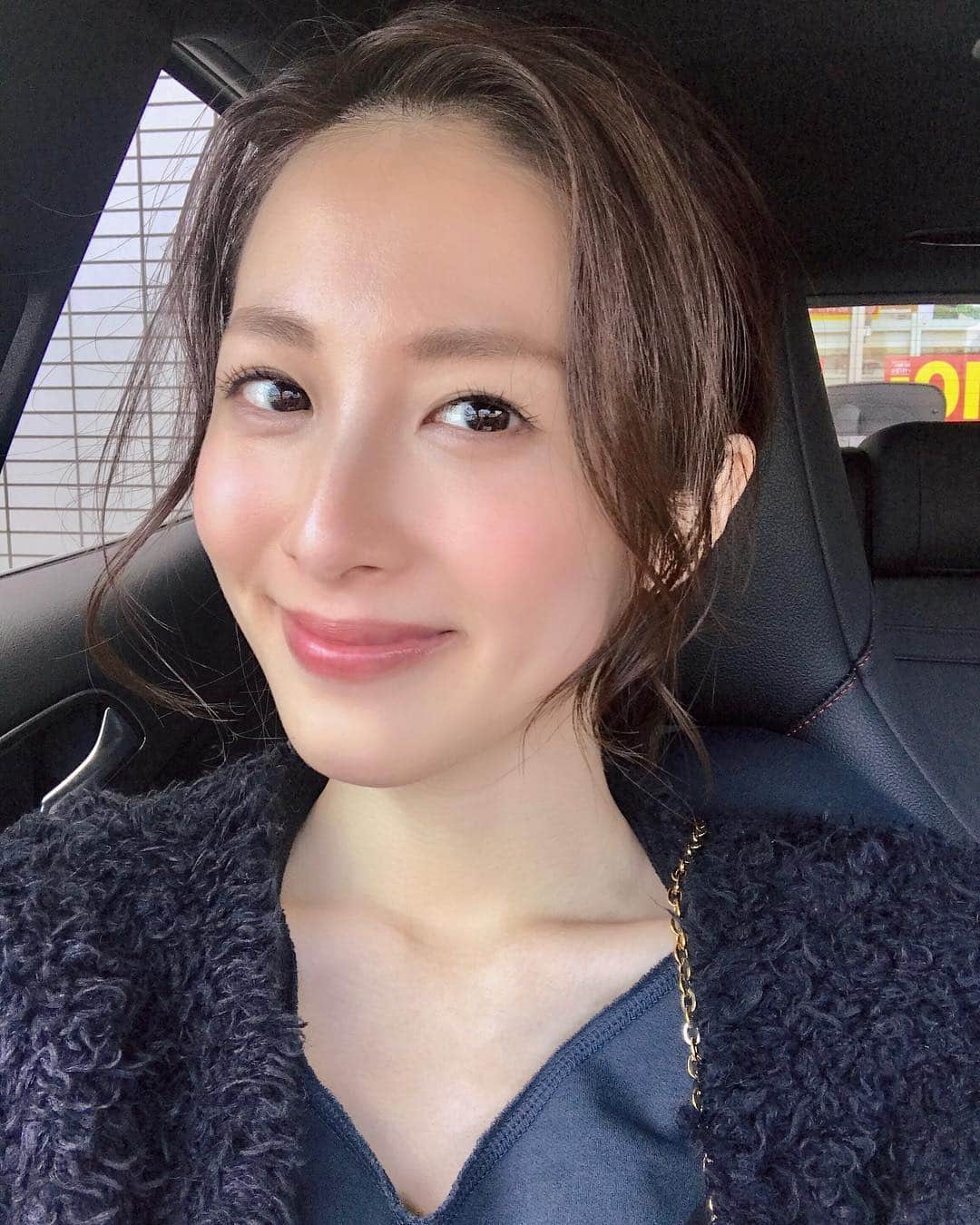 のインスタグラム：「ベースメイク、ポイントメイクの質問があったので載せます(^^) ベースメイク ベース→ジョアエコ470AC コンシーラー→イプサ チーク→PLAYLIST お粉→MAKEUPFOREVER 眉毛パウダー→KATE 眉毛鉛筆→SHISEIDOライトブラウン アイブロー→ettusaisブラウン リップ→Diorリップグロウ ポイントメイク アイライン→MAKEUPFOREVER リキット→petitchou マスカラ→BI.TA.BA マスカラ→LANCOME シャドウ→LUNASOL セレクションドゥショコラアイズ02 #ベースメイク#ポイントメイク#ナチュラルメイク#makeup」