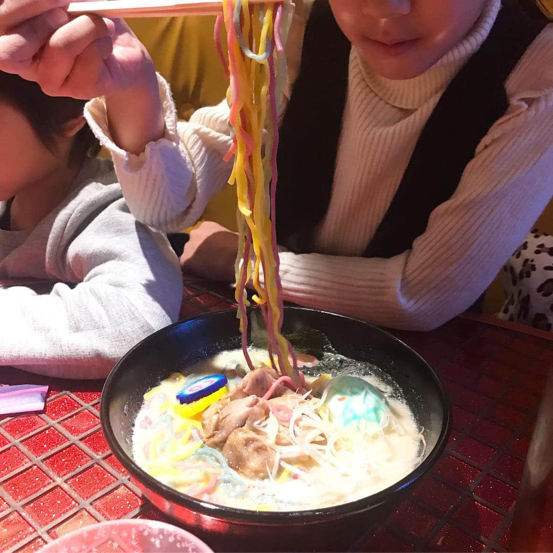 SPARAさんのインスタグラム写真 - (SPARAInstagram)「子供達喜ぶかなと行ってみた原宿の @kawaiimonstercafe  食べ物がなかりグロテスクですが、、ショーもあって、遊園地のようなアトラクションのようなレストランでした♡ #kawaiimonstercafe#外人観光客#ばかり#原宿#原宿レストラン#harajuku#harajukurestaurant#カワイイモンスターカフェ」12月23日 6時22分 - spara_aco