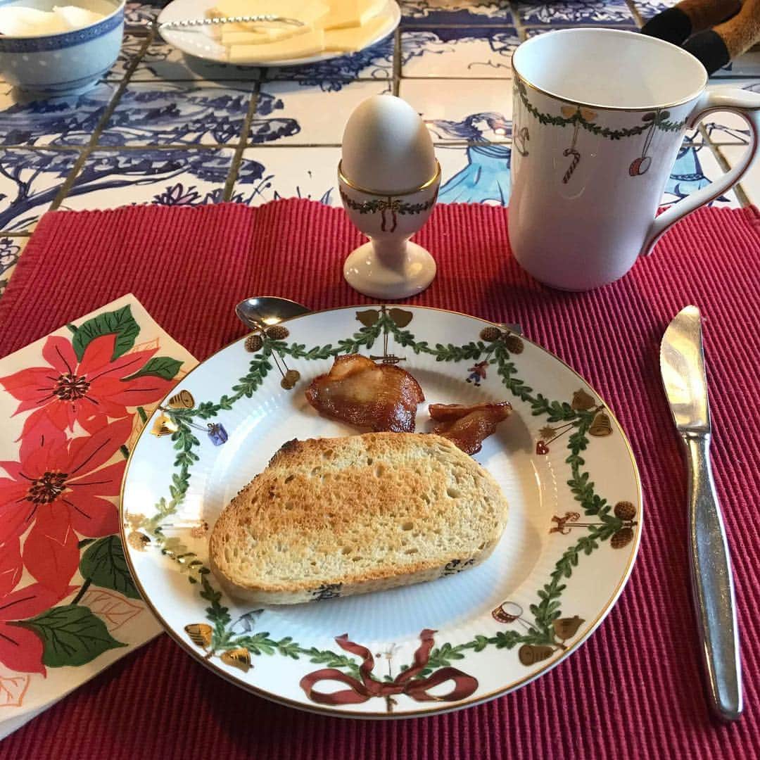 ANDERSEN アンデルセンさんのインスタグラム写真 - (ANDERSEN アンデルセンInstagram)「【デンマーク便り】 . いよいよあさってはクリスマス。 . アドベントキャンドルに最後のあかりを灯す準備をして… . クリスマスらしいセッティングの朝食や、 最後のクリスマスデコレーション🎄。 . 少しずつ準備してきたプレゼント🎁も増えてきました。 . . . みなさまも、どうぞ素敵なクリスマスをお迎えください✴︎ . #ヒュッゲクリスマス #アンデルセン #デンマーク #ヒュッゲ #クリスマス #アドベント . #andersen #bakery #bread #hygge #christmas #godjul」12月23日 6時54分 - andersen_official_jp