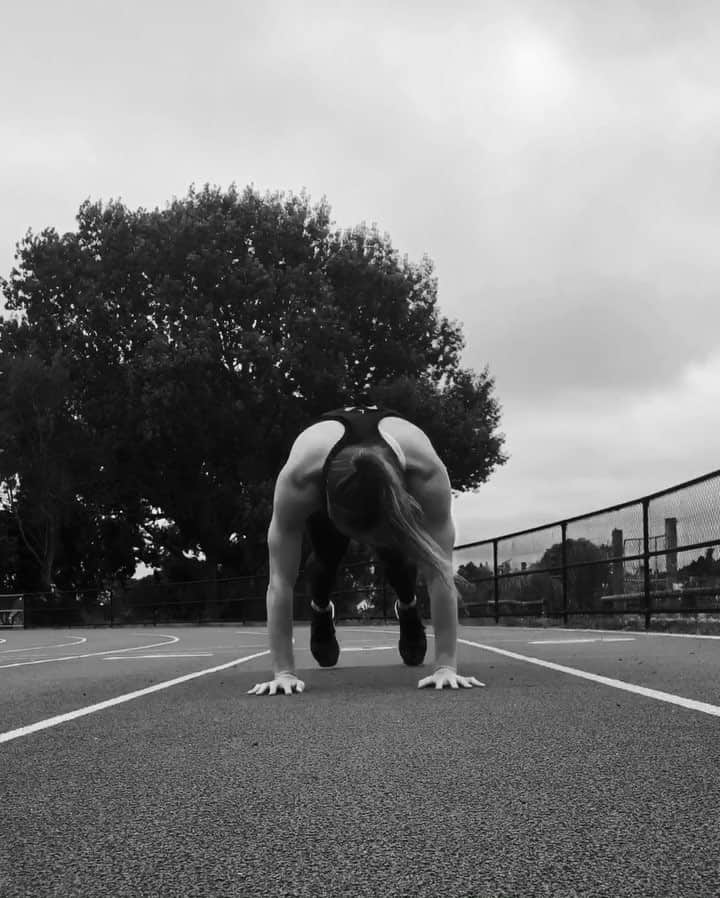 Zoe Ballantyneのインスタグラム：「Les Mills #12daysofburpees challenge. Had to take part because I got called out – cheers for that @caley.jack. I hit 63 reps in 2-minutes. 💀 Now it’s your turn @healthy_chik, @johainstant and @nsnow921 mawahaha Merry Christmas!」