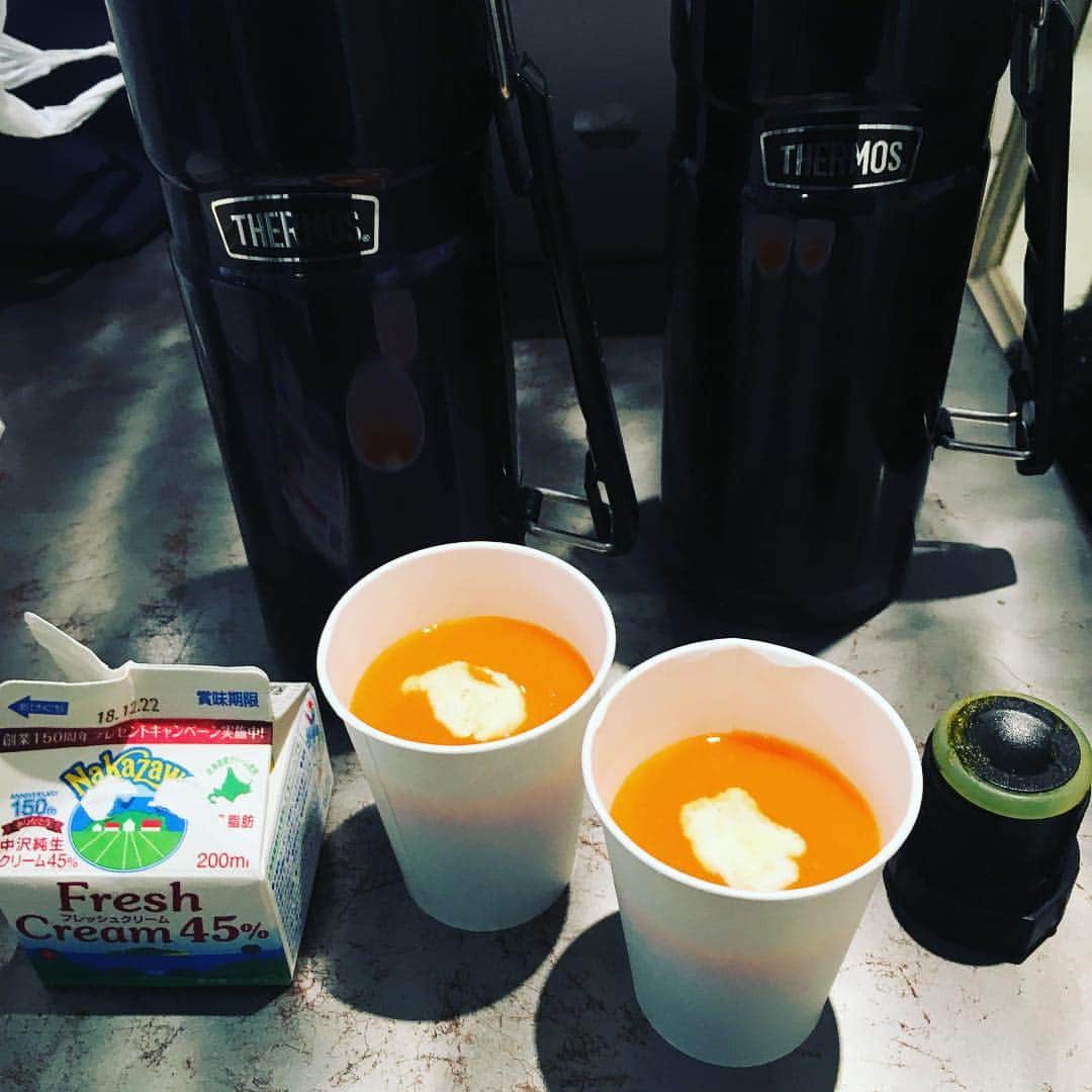 志摩有子さんのインスタグラム写真 - (志摩有子Instagram)「三連休中日の撮影に今年初めての人参スープ。寒いと思ったらそうでもなかった。雨予報だったけれど、晴れてひと安心。 #にんじんスープ #差し入れ #スープストックアリコ」12月23日 9時09分 - ariko418