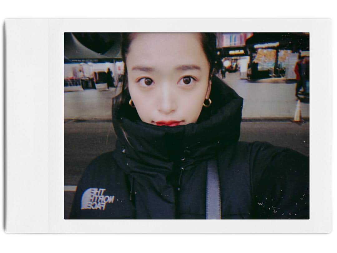 近藤千尋のインスタグラム：「質問が多いダウンについて❄️ 弾丸韓国出張のときは、 ノースフェイスのバルトロさんに 助けられました😍❤️ ほぼ日帰り状態でしたが、 いい仕事が出来たぞ〜✈️✨ メイクも取れまくりですが 現地でオイルティントを買ってみた❤️ オススメあれば教えてください🥰」