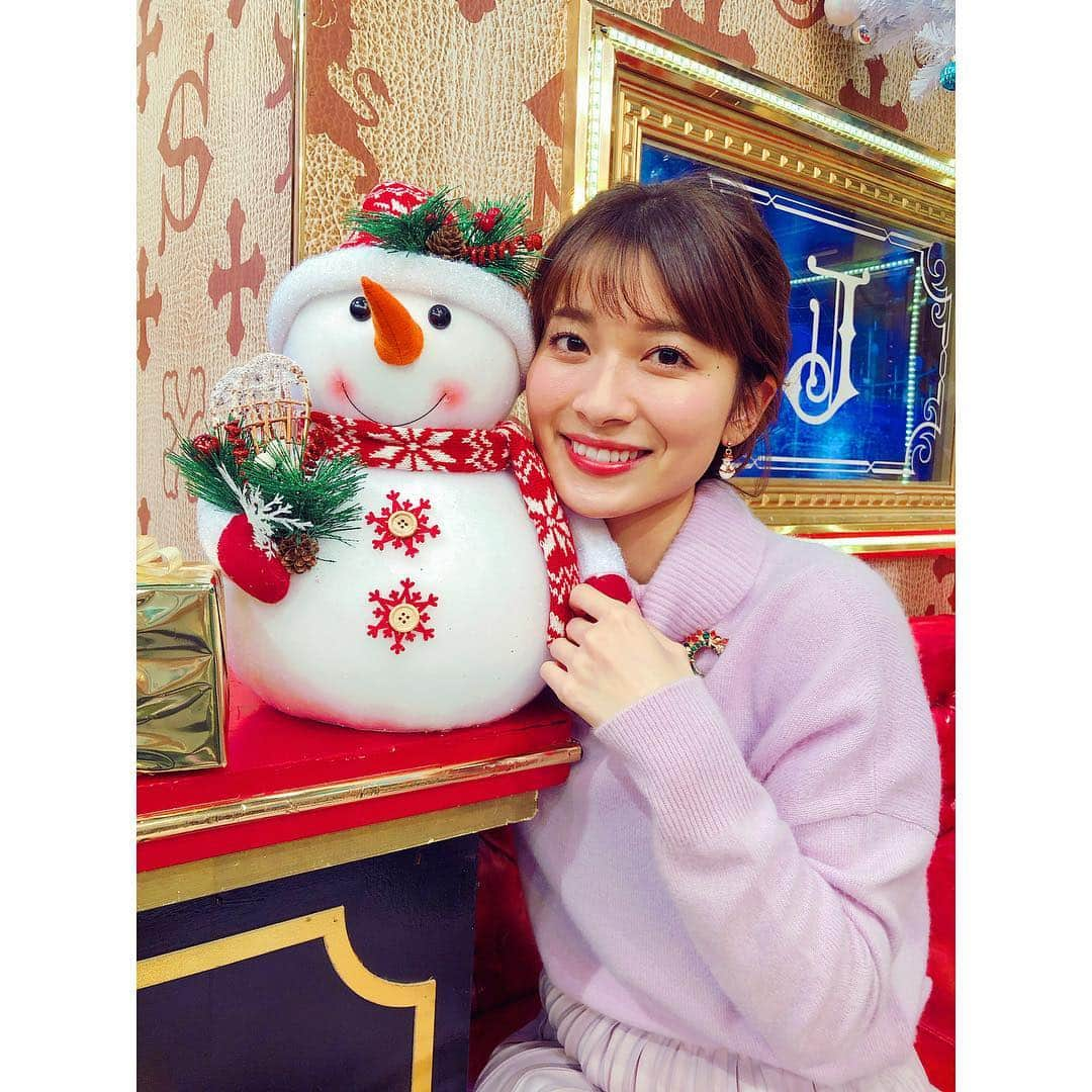 山本里菜さんのインスタグラム写真 - (山本里菜Instagram)「スタジオにドーンと現れた 白とブルーのクリスマス🎄💙 スタジオの至る所が装飾で華やかになっていますので、そこにも注目していただきながら ぜひ年内最後のサンジャポ、ぜひご覧下さい🥺🎁 私のピアスとブローチもクリスマス仕様ですよ⛄️❣️ 衣装は上下共にUNTITLEDさんです♫ #サンジャポ #クリスマス #デコレーション #装飾 #クリスマスツリー」12月23日 9時34分 - rinayamamoto_0622