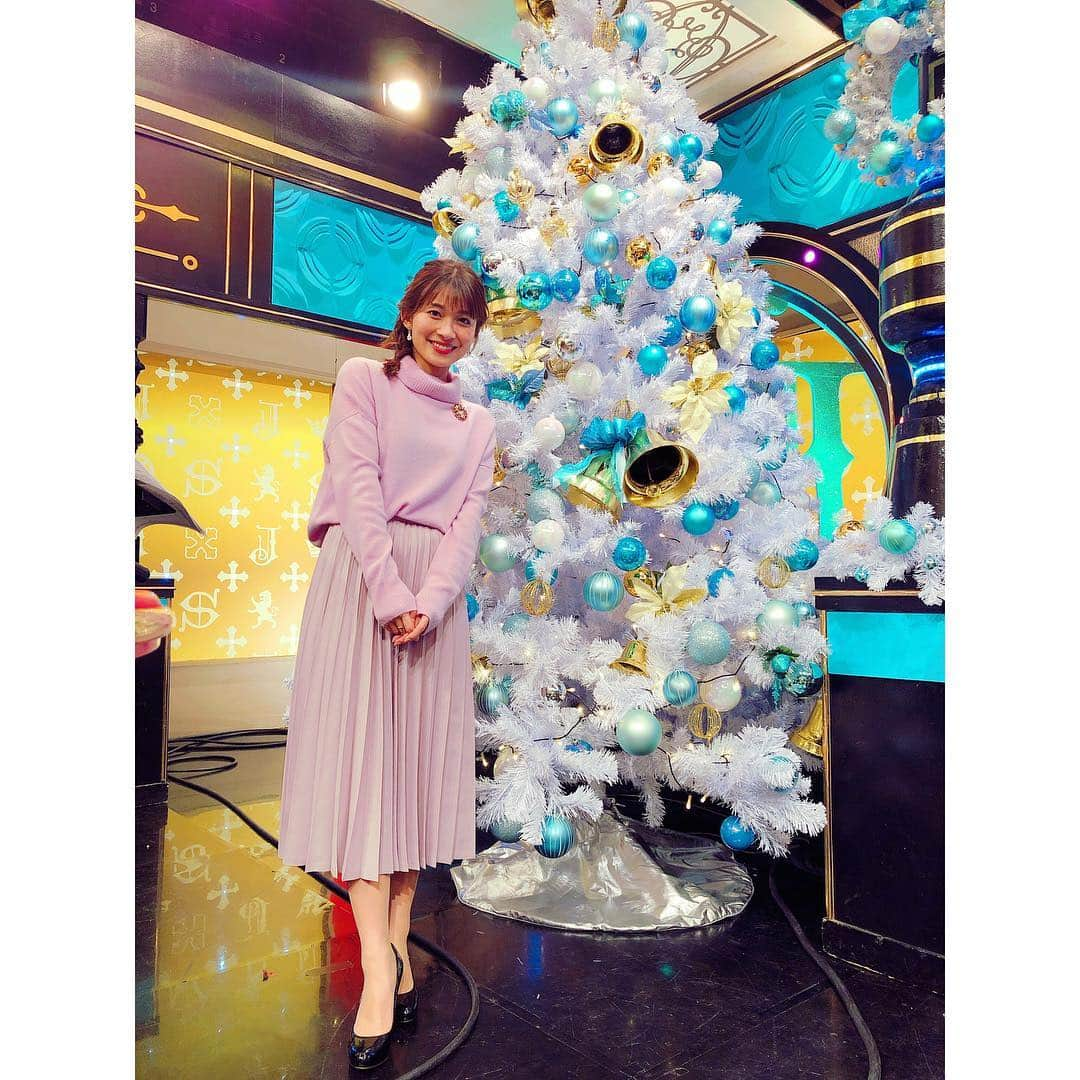 山本里菜さんのインスタグラム写真 - (山本里菜Instagram)「スタジオにドーンと現れた 白とブルーのクリスマス🎄💙 スタジオの至る所が装飾で華やかになっていますので、そこにも注目していただきながら ぜひ年内最後のサンジャポ、ぜひご覧下さい🥺🎁 私のピアスとブローチもクリスマス仕様ですよ⛄️❣️ 衣装は上下共にUNTITLEDさんです♫ #サンジャポ #クリスマス #デコレーション #装飾 #クリスマスツリー」12月23日 9時34分 - rinayamamoto_0622