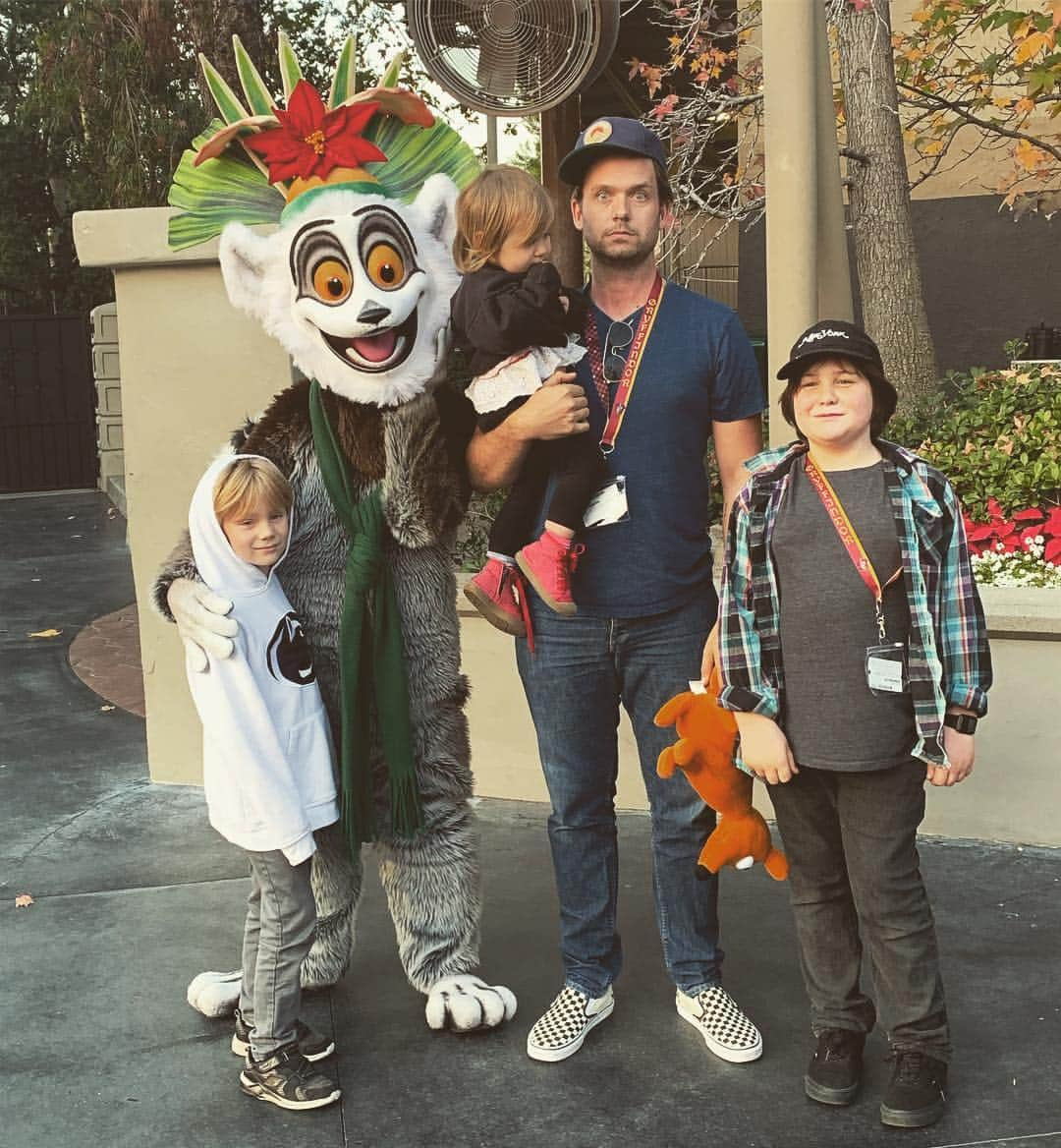 パトリック・J・アダムスさんのインスタグラム写真 - (パトリック・J・アダムスInstagram)「Huge thank you to @unistudios for making this uncle seem cool and for ensuring I sleep for 12 solid hours tonight. Very special to be able to share the same studio tour that made such an impression on me so many years ago with the new generation. #universalstudioshollywood」12月23日 9時39分 - patrickjadams