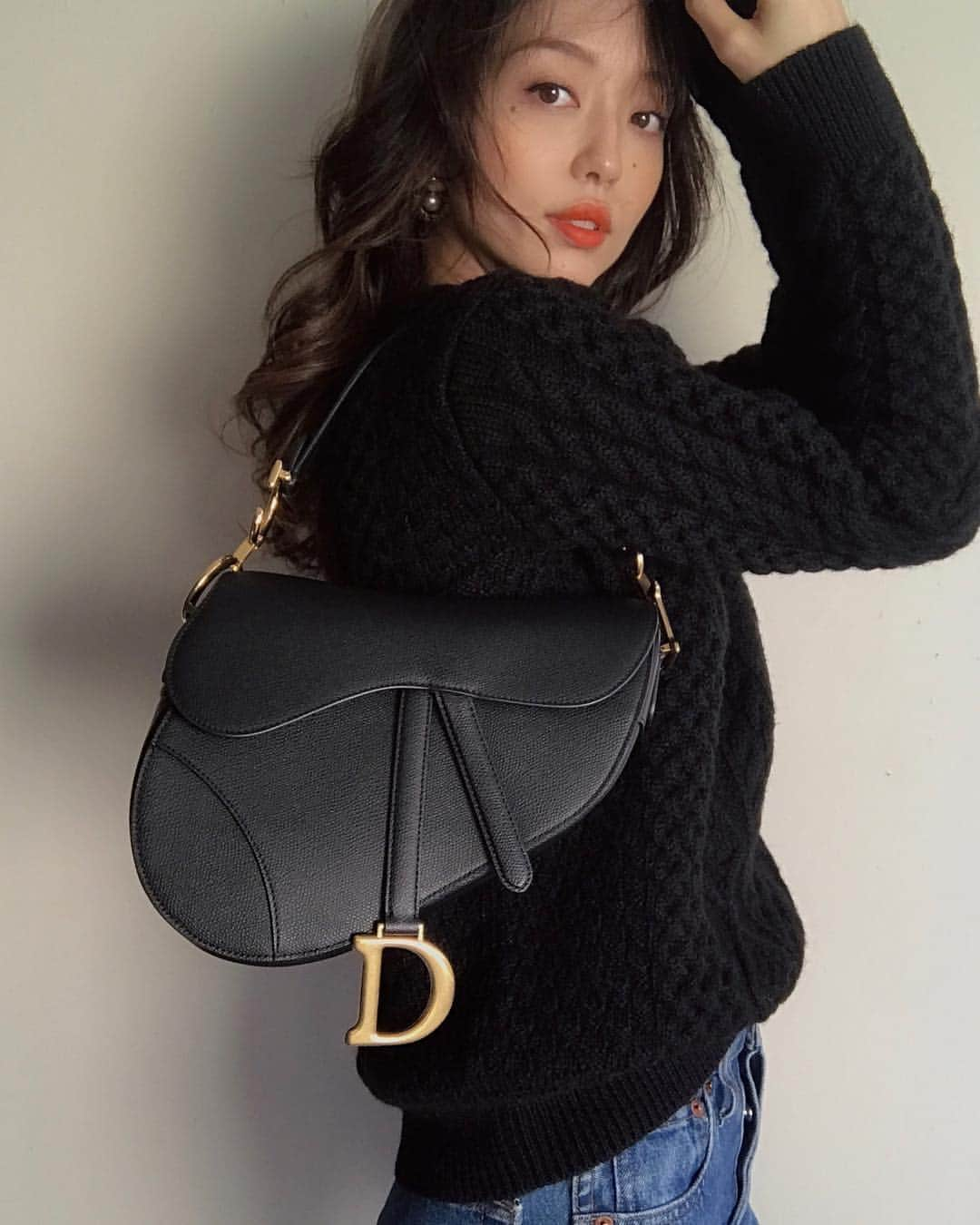 松島花さんのインスタグラム写真 - (松島花Instagram)「: 一目惚れした❤️ @dior Saddle Bag🐴✨ Outfit🎄全身は3枚目です📷 : Bag:Dior Coat: CELINE Knit&Boots:SAINT LAURENT Denim: RE/DONE #outfit #ootd #hanaoutfit #fashion  #bag #dior #saddlebag #花私服 #私服」12月23日 11時45分 - hana_matsushima_official