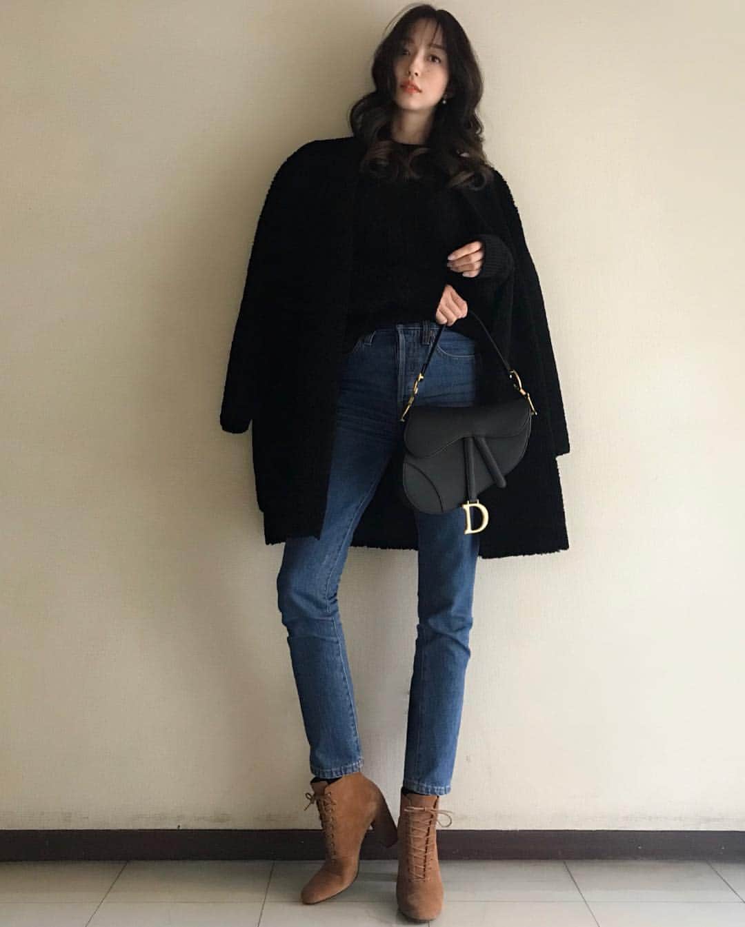 松島花さんのインスタグラム写真 - (松島花Instagram)「: 一目惚れした❤️ @dior Saddle Bag🐴✨ Outfit🎄全身は3枚目です📷 : Bag:Dior Coat: CELINE Knit&Boots:SAINT LAURENT Denim: RE/DONE #outfit #ootd #hanaoutfit #fashion  #bag #dior #saddlebag #花私服 #私服」12月23日 11時45分 - hana_matsushima_official