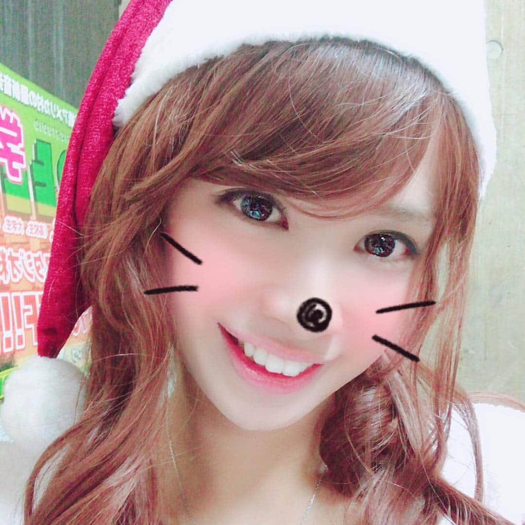 Yutaのインスタグラム：「大阪のオフ会とライブも、まじ楽しかったです😂✨✨ めっちゃ楽しい思い出というプレゼントをファン様サンタさんにもらっちゃった〜🎄🎁 何万個でも下さい🙋‍♂️🙋‍♂️🙋‍♂️🙋‍♂️ 帰宅しながらキャリーバッグ片手にイブを迎えそうです🤟🏻ww 余韻に浸りながら帰らせて頂きまーす！！⭐︎ #女装 #clustar #ユウコ #クリスマス」