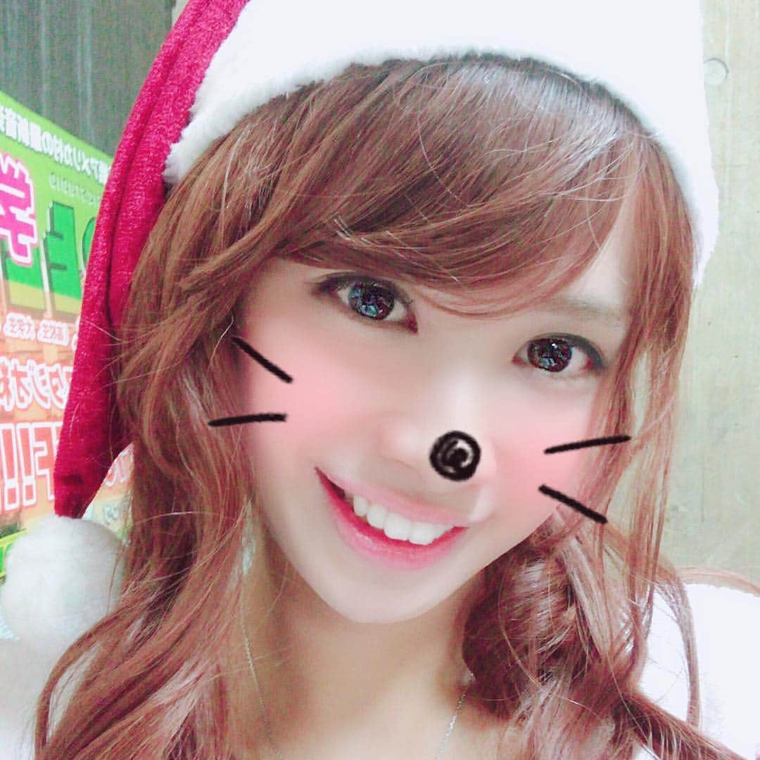 のインスタグラム：「大阪のオフ会とライブも、まじ楽しかったです😂✨✨ めっちゃ楽しい思い出というプレゼントをファン様サンタさんにもらっちゃった〜🎄🎁 何万個でも下さい🙋‍♂️🙋‍♂️🙋‍♂️🙋‍♂️ 帰宅しながらキャリーバッグ片手にイブを迎えそうです🤟🏻ww 余韻に浸りながら帰らせて頂きまーす！！⭐︎ #女装 #clustar #ユウコ #クリスマス」