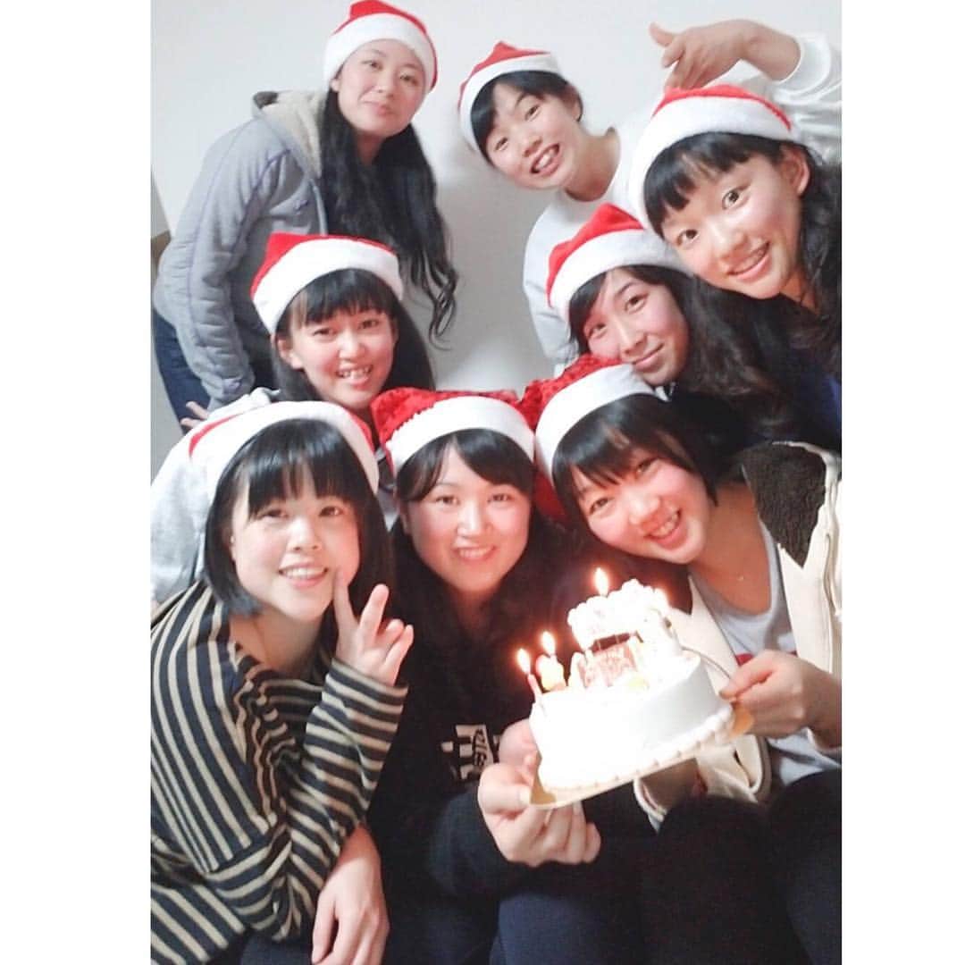 大竹里歩のインスタグラム：「🎅🏻 25歳になりましたっ✨!! . たくさんのメッセージ、言葉 ありがとうございました(*^^*)♥️ . 周りの人が素敵な人達ばっかりで 本当恵まれてます、感謝ですっ💓  みなさん♡ よいメリークリスマスを🎄❄ . . #最後の天皇誕生日#アラサー突入笑 #永田さんせきちゃんもおめでとうございます #いっせいと並ぶと小さく見えるという奇跡笑」