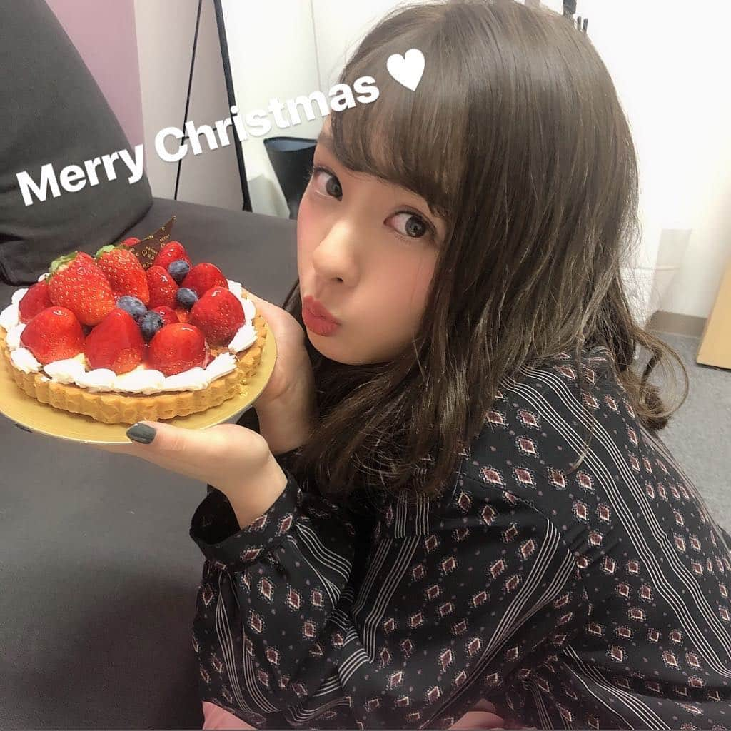 山田菜々さんのインスタグラム写真 - (山田菜々Instagram)「楽屋に帰ったらクリスマスケーキ🎂 スタイリストさんのサプライズ🤤❤︎ 愛に溢れたなんばさん...🎀 いつか恋人と一日デートするクリスマスも憧れるけど結局お仕事も楽しい☺️」12月23日 23時17分 - tannana.yamada