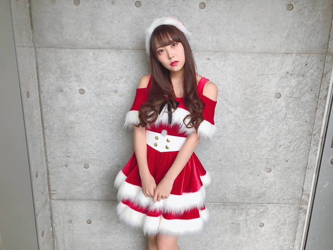 白間美瑠さんのインスタグラム写真 - (白間美瑠Instagram)「AKB個別握手会in幕張🎅🏻 少しセクシーサンタ！笑 #私服るん #サンタるん  #みるサンタ #サンタ」12月23日 23時24分 - shiro36run