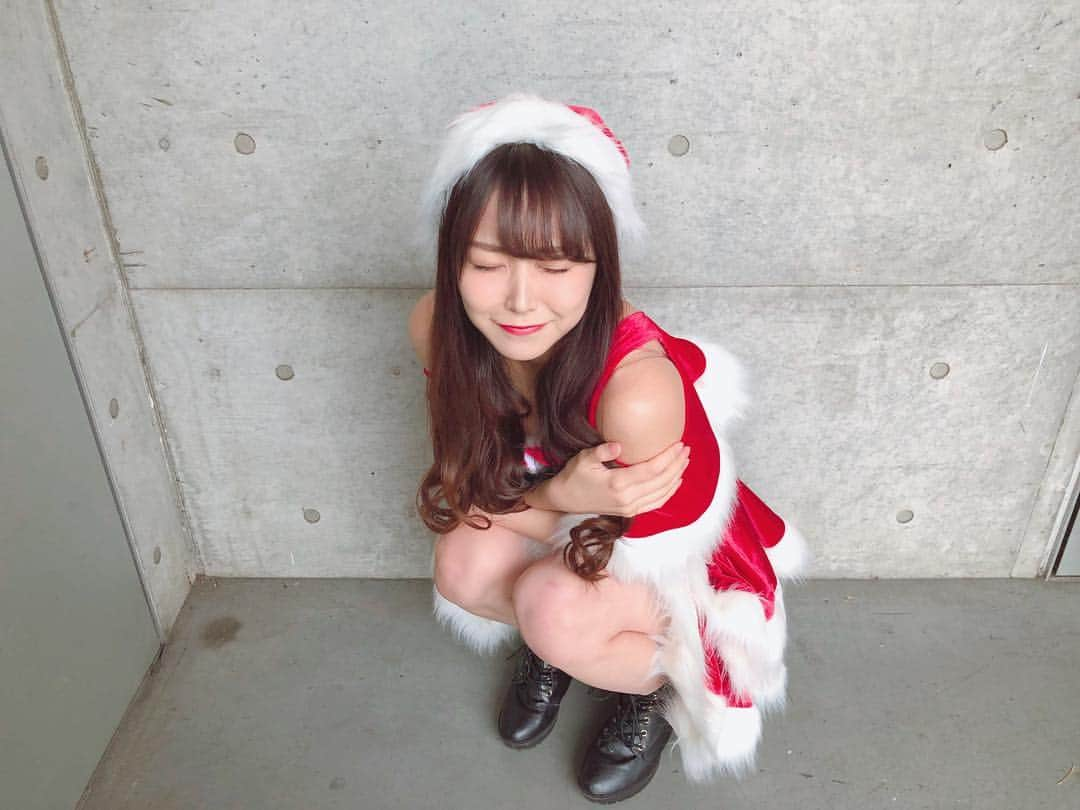 白間美瑠さんのインスタグラム写真 - (白間美瑠Instagram)「AKB個別握手会in幕張🎅🏻 少しセクシーサンタ！笑 #私服るん #サンタるん  #みるサンタ #サンタ」12月23日 23時24分 - shiro36run