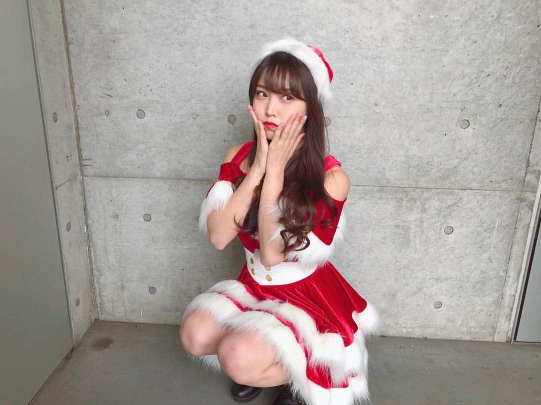 白間美瑠さんのインスタグラム写真 - (白間美瑠Instagram)「AKB個別握手会in幕張🎅🏻 少しセクシーサンタ！笑 #私服るん #サンタるん  #みるサンタ #サンタ」12月23日 23時24分 - shiro36run