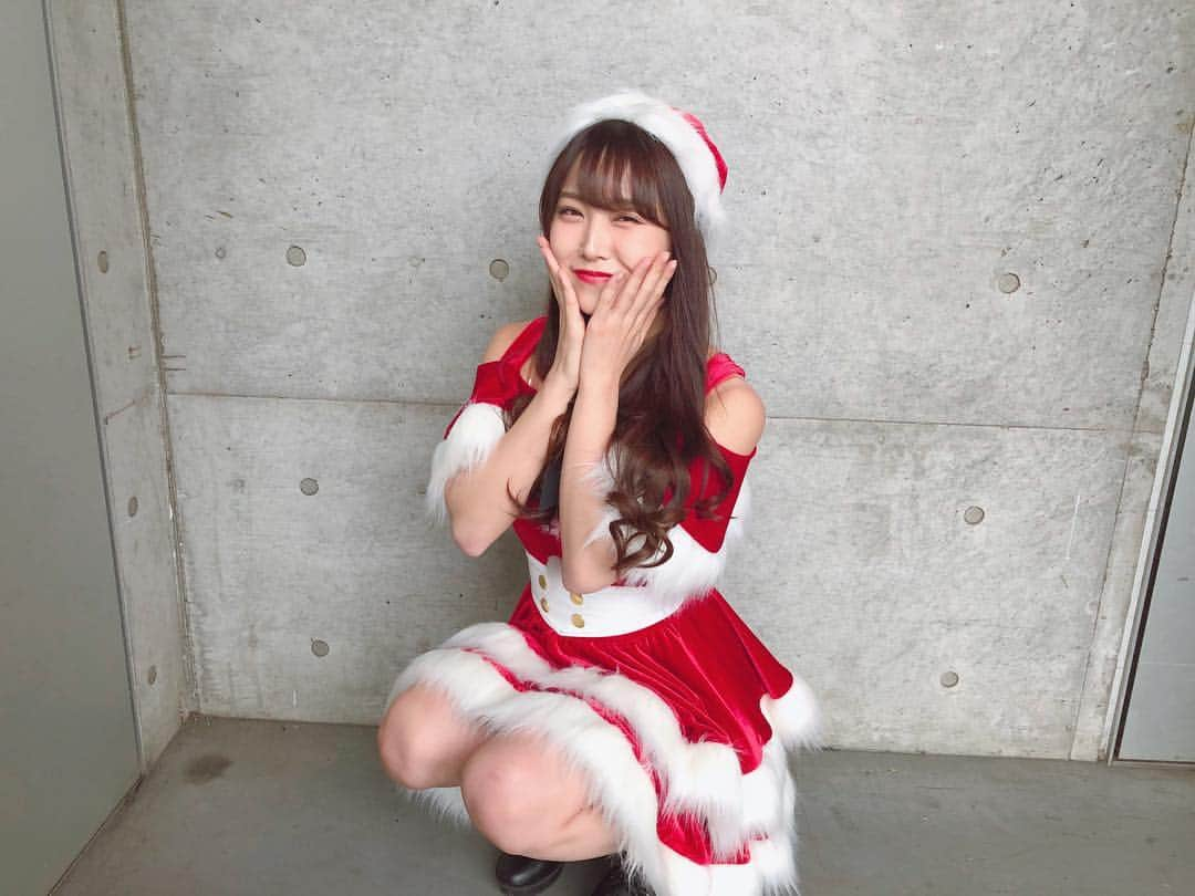 白間美瑠さんのインスタグラム写真 - (白間美瑠Instagram)「AKB個別握手会in幕張🎅🏻 少しセクシーサンタ！笑 #私服るん #サンタるん  #みるサンタ #サンタ」12月23日 23時24分 - shiro36run