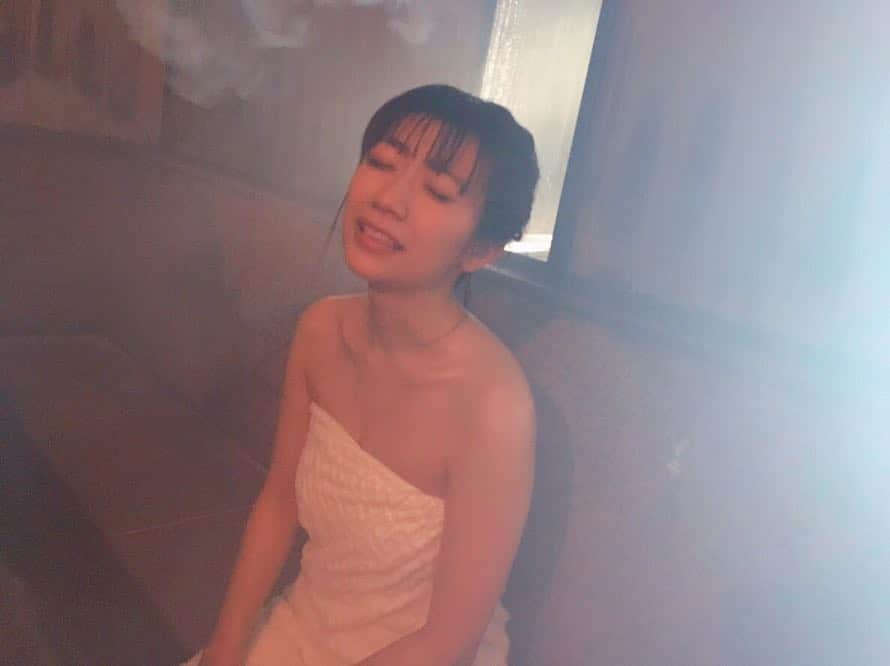 ぱいぱいでか美のインスタグラム：「GIRLS SAUNNERのオフショット！ 先日北陸放送でO.Aありましたが、Paraviでも配信中です。 ꙳ #北陸放送 #石川県 #和おんの湯 #サウナ #温泉 #水風呂 #平松可奈子 さん #木崎ゆりあ さん ꙳ ちょっと前に載せた石川県でのお仕事はこちらでした！ 和おんの湯さんにお世話になりました。 ご飯もザ・こういうとこで食べるやつ！って感じで最高でした。 写真ではお鍋頂いてるけどこの他にもめっちゃ食べたよからあげとか！ そして撮影ではサウナの正しい入り方を教えてもらいながら身も心も整えてもらいましたよ〜 2枚目は水風呂なので変な顔してますが。笑 あとバスタオル落ちるの怖くてさらしかよというレベルでグッと巻きつけましたりもしましたが。笑 Beauty〜！という謎の掛け声が流行ったりスタッフさん含めてとても楽しい撮影でした♥︎ 北陸放送でのO.Aは終わりましたが、Paraviで現在配信中なので是非ご覧ください！ ロケでひがし茶屋街の方にも行ったので その写真もまた載せます〜！」