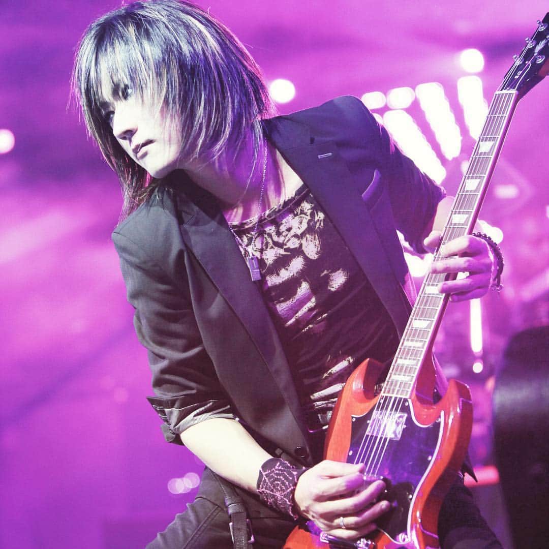 のインスタグラム：「I play with my cat everyday but actually I play guitar sometime. 基本毎日猫と遊んでますが、時々はこんな風にギターも弾いてます。  #music #live #guitarist #rock #concert #SGをかなり低めで弾く人 #ギターより前で弾く」