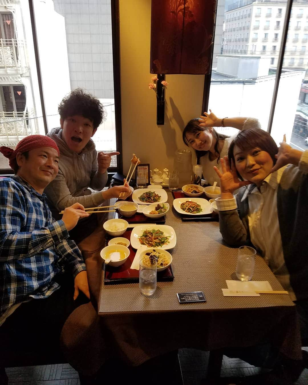 五十嵐サキさんのインスタグラム写真 - (五十嵐サキInstagram)「合間&サキランチ☀️🍴 #メッセンジャー黒田　さんが #みんなに #コーヒー 　をご馳走してくれると言って注文してくれた後 #まるむし商店 東村　さんがさりげなく #黒田　さんに渡した封筒には #皆のコーヒー代　が入っていました #どちらも#男前#先輩#兄さん　です #コーヒー待ち　なう #サキランチ　は #久しぶり　の #ちんみん　 #ごはんおかわり自由 #三杯　おかわりと #サンラータン麺　 #満腹ぷく #今日も楽しい合間でした #よしもと祇園花月 #よしもと新喜劇 #吉本新喜劇 #五十嵐サキ」12月23日 15時08分 - saki_igarashi