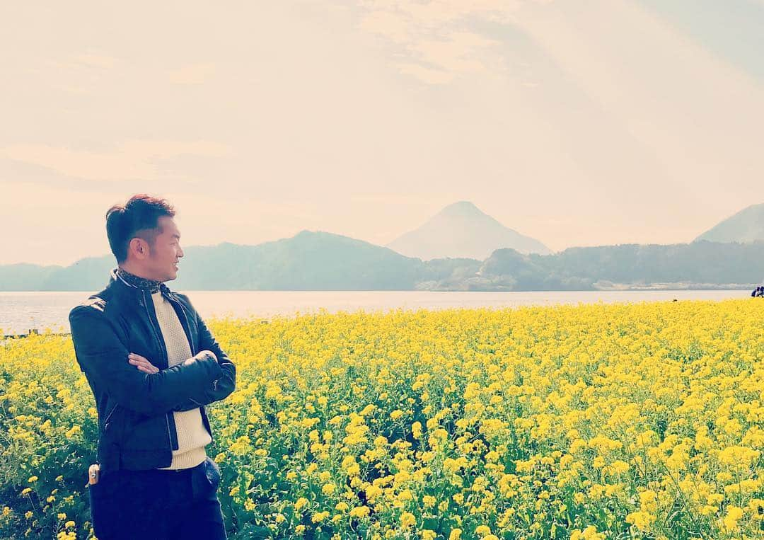 大抜卓人さんのインスタグラム写真 - (大抜卓人Instagram)「鹿児島取材‼️ 菜の花が満開の池田湖のほとり😆 この2日間は 日本の美大百科のよう旅に😆 どこへ行っても😳 豊かな自然に癒され😃 朝日に夕焼けのマジカルモーメントも😍 次はプライベートで ゆっくり指宿ステイをしたい😳 薩摩に心を置きながら 帰阪します😆 ありがとうございました😊 #fm802 #jr西日本 #ウエストナビステーション #おでかけネットneo #おはたく」12月23日 16時01分 - takutoonuki