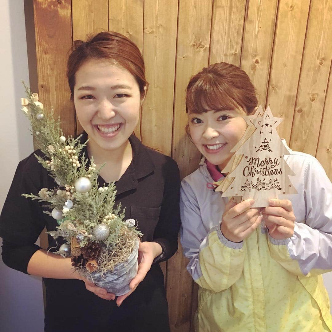 常盤よしこのインスタグラム：「ジムもクリスマス仕様♫ 街中も人がいっぱい〜 皆様良いクリスマスを♫  #姿勢改善スタジオlerist  #姿勢改善 #lerist #肩こり改善 #猫背改善」