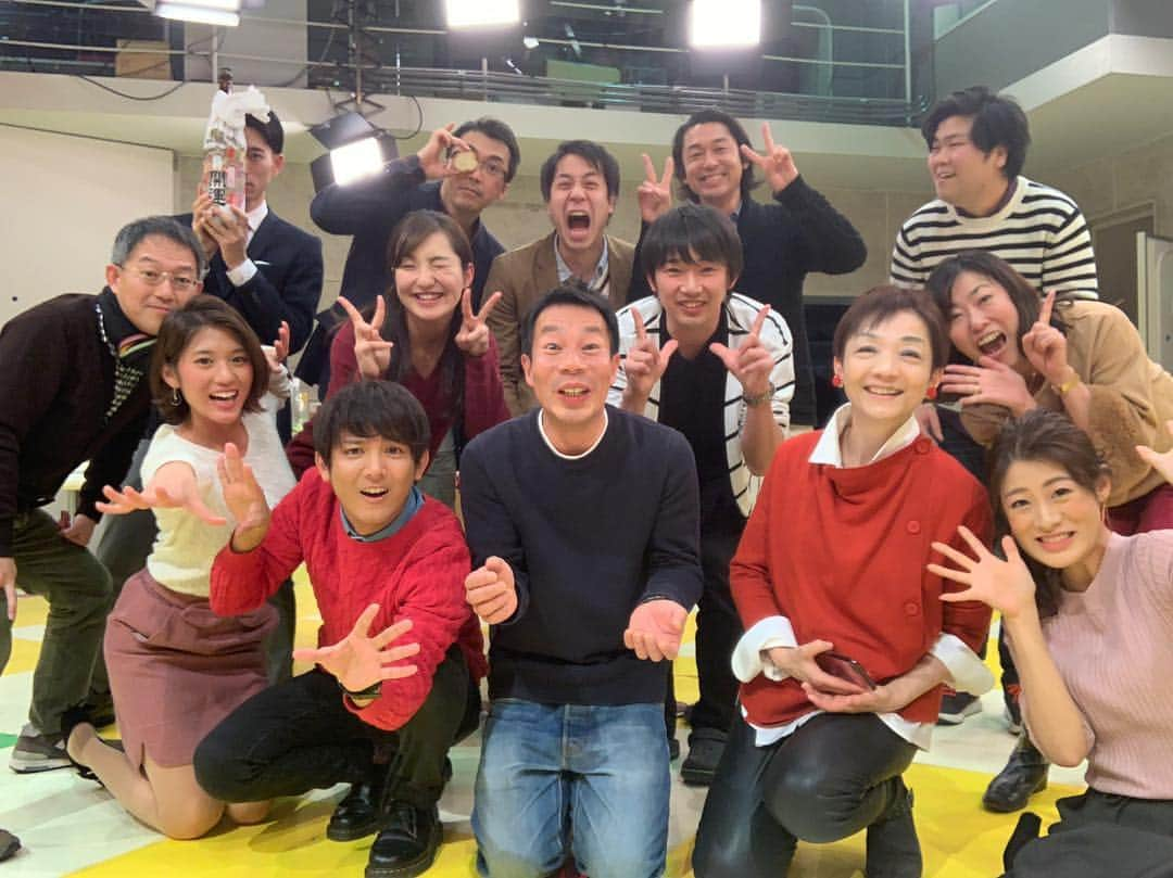 小宮山瑞季さんのインスタグラム写真 - (小宮山瑞季Instagram)「ことしも土曜はこれダネッ！をご覧いただき、ありがとうございました！！！ 放送終わりに忘年会♡ お疲れ様でした！！！ 次回は、１月５日です！ ・ #長野放送 #土曜はこれダネッ #末吉くん #小川功二 #松山航大 #汾陽美樹 #宮本利之 #重盛赳男 #浜このみ #小宮山瑞季 #アナウンサー #スタッフ #忘年会 #オフショット #仲良し #みんなふざけてます #こんなメンバーです #幸せ #happy #last #良いお年を #感謝 #ありがとう #thankyou #乾杯」12月23日 17時09分 - komiyama_mizuki