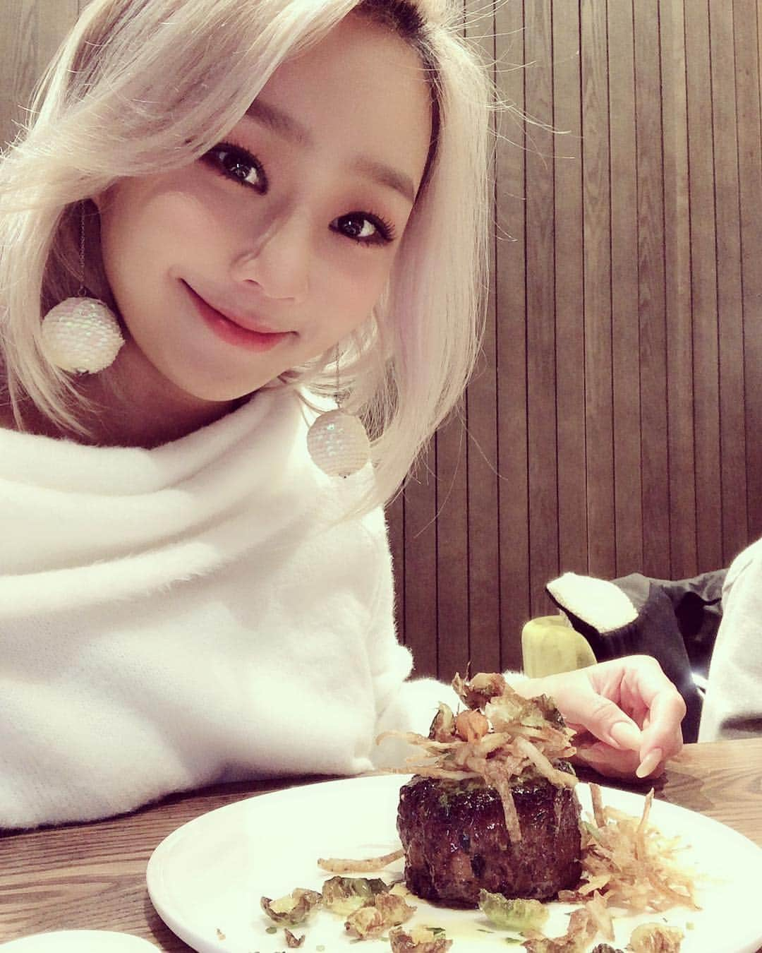 ヒョリンさんのインスタグラム写真 - (ヒョリンInstagram)「ʙʀᴜɴᴄʜ 🎄✨ #alcovehotel 💕」12月23日 17時09分 - xhyolynx