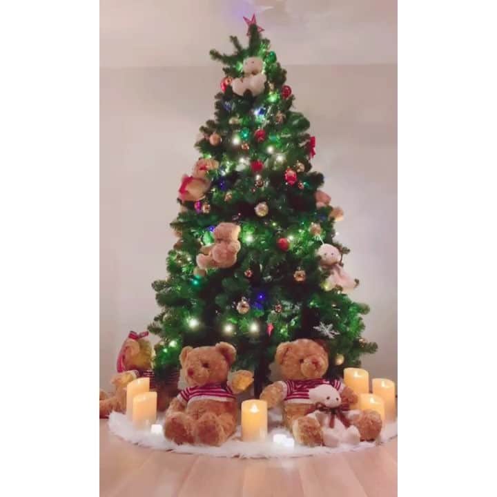 明日花キララのインスタグラム：「. テディツリー 2018🧸 スヌーツリー 2017🐥 . 毎年ツリーにも個性出ちゃう🎄 . 1年に1回のツリーだからどこにも無いようなかわいいツリーにおめかししてあげるの❤︎💄👶🏻🎁」