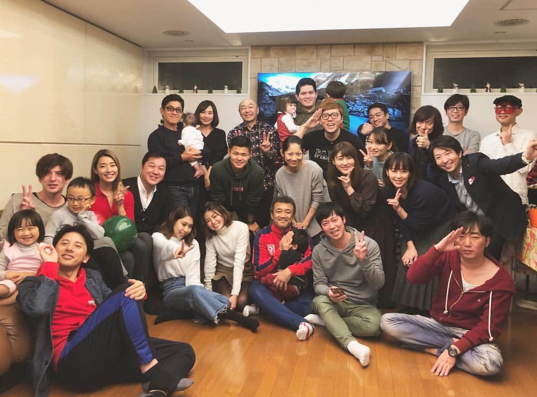 HIKAKINのインスタグラム：「薬丸さん家でのクリスマスパーティーにて🎄🎉🍸みんなと色んなお話で盛り上がりました😎🎊✨」