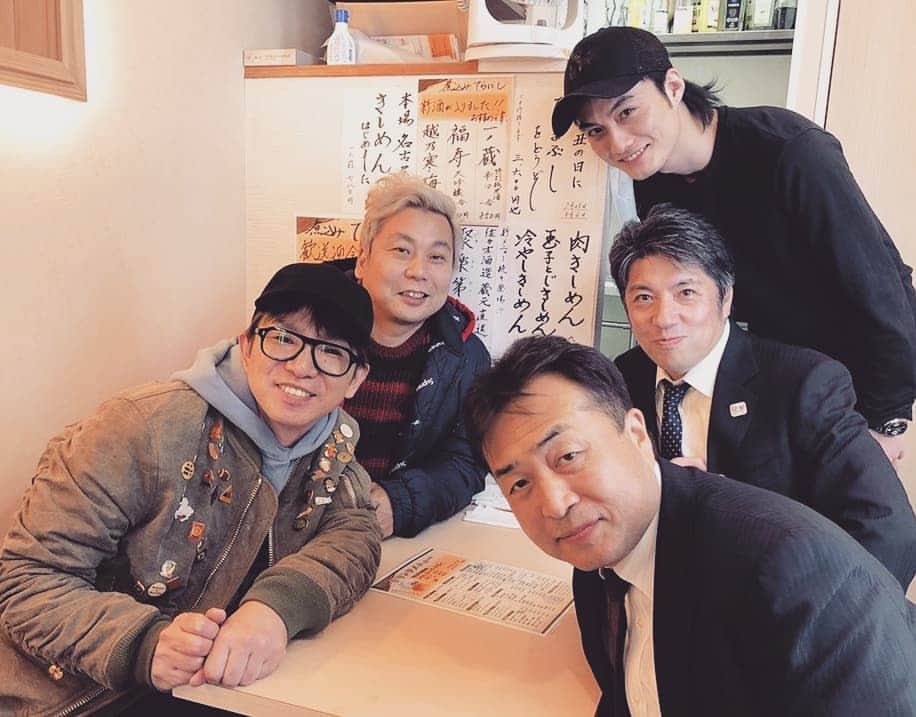 寺西一浩さんのインスタグラム写真 - (寺西一浩Instagram)「よゐこの濱口優さん、ヒットメーカー宮地さん、臺さん、皆さんで麻布十番「てらにし」に来て下さいました☺有難うございます🍢 麻布十番「てらにし」は年内は28日迄の営業です。 年始は、1月4日からスタートします‼ 来年は、白だしのおでんもご用意し、 家庭料理もご提供することになりました☺  年内は、12月24日、25日、26日、27日、28日は営業してますので、ぜひ、お越し下さい☺  #拡散希望 #忘年会 #てらにし #麻布十番 #料理 #名古屋 #家庭料理」12月23日 17時36分 - teranishikazuhiro