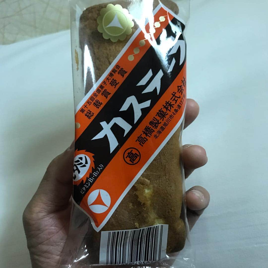 佐孝仁司のインスタグラム：「カステーラ学生の頃めちゃくちゃ食べてたな…!!! フェリーで仙台向かうよー!!! 25日のライブよろピコ👐」