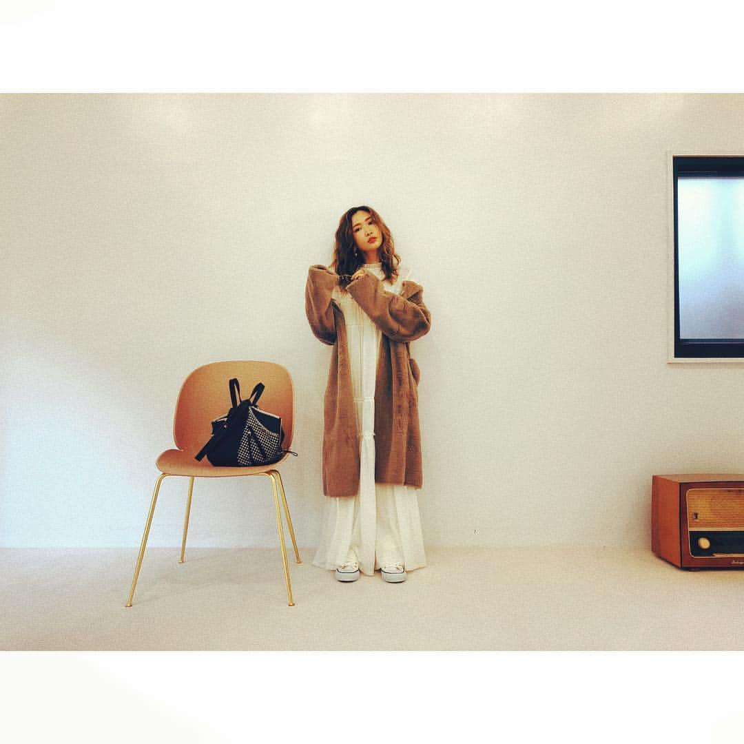 紗栄子さんのインスタグラム写真 - (紗栄子Instagram)「🌹 one piece #casafline  bag #loewe coat #casafline  shoes #converse  ファーが柔らかくてお気に入りの @casa_flineのエコファーコート 🌹 地球に優しいモノづくりをされているブランドです🌎✨ ワンピースの刺繍が可愛い♡ #casafline #カーサフライン #casaflineforearth#エコファーローブコート#エンブロイダリーロングワンピース」12月23日 18時05分 - saekoofficial