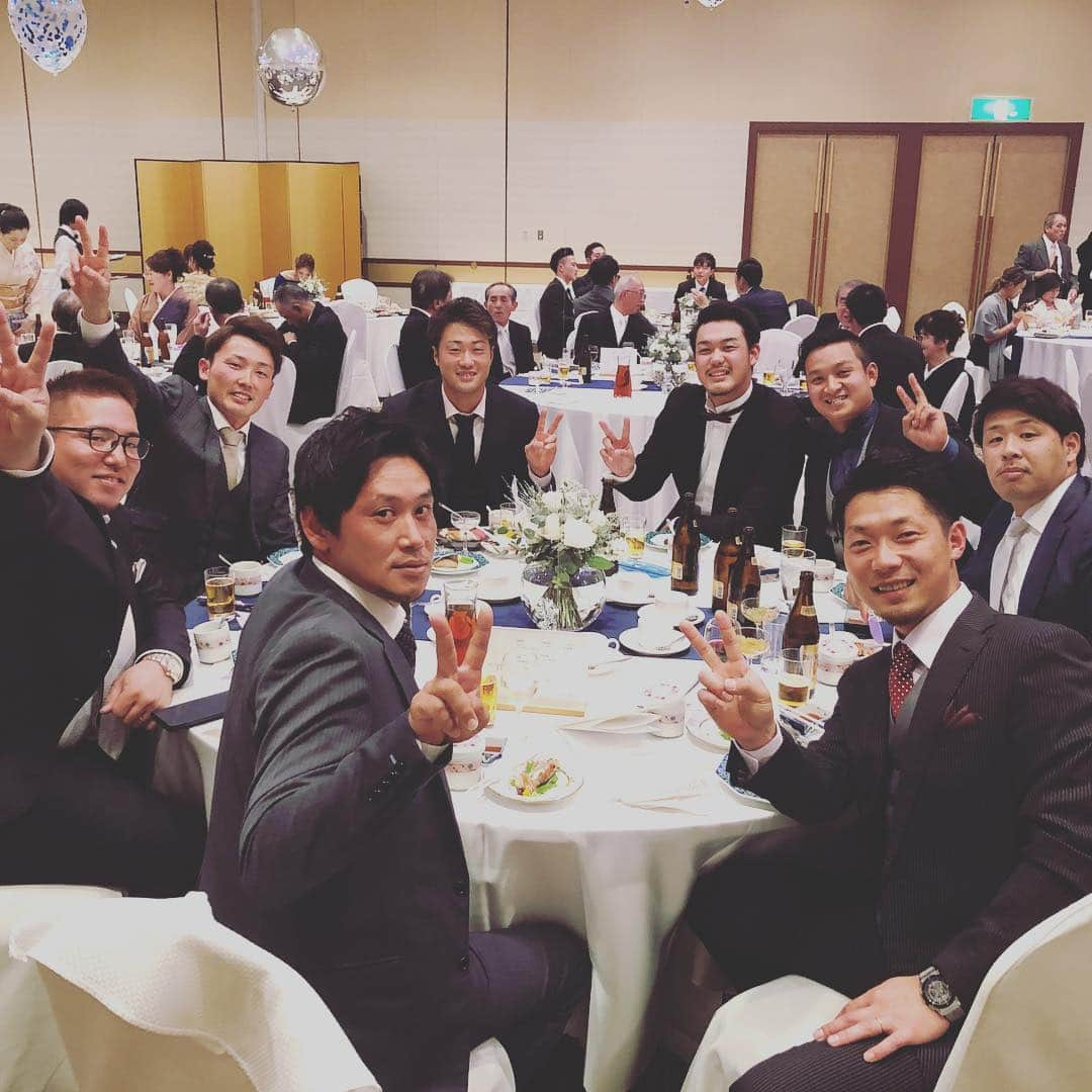 佐野泰雄さんのインスタグラム写真 - (佐野泰雄Instagram)「とのおめでとう！！ #3150 #まつけんさん #アグーさん #あさむーさん #げん #とがし #こうな #くましーさん  #とのさきhappy wedding #同期 #同級生 #3150 #サイコー」12月23日 19時00分 - yasuosano34