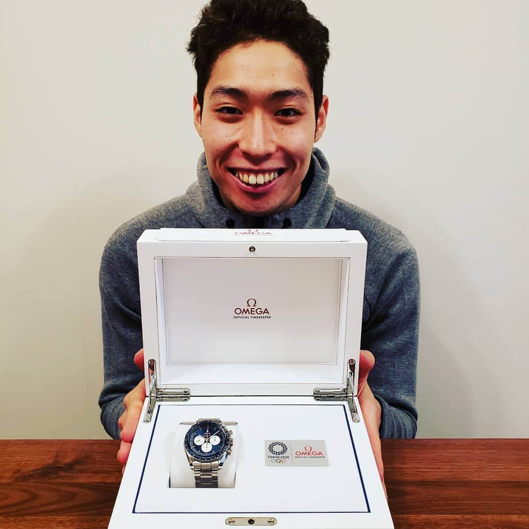 萩野公介のインスタグラム：「今日、 OMEGAさんからクリスマスプレゼントを いただきました！  最高にかっこいい😍😍 Have a Merry Christmas🎄✨ #omega  #speedmasterprofessional  #christmas #christmaspresent #tokyo2020」