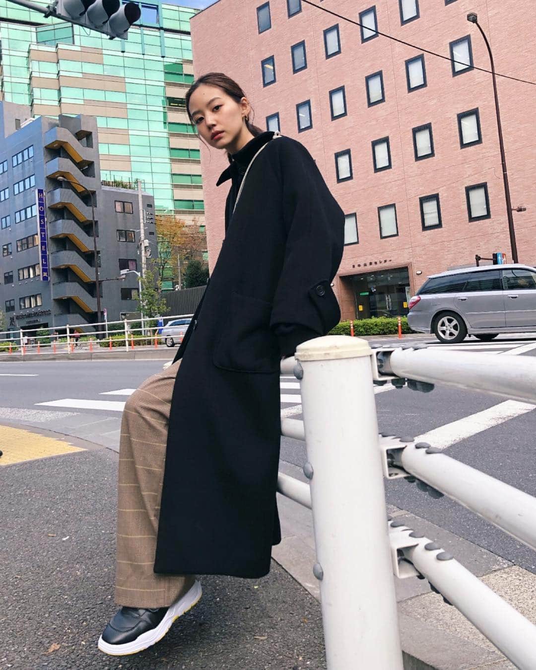 Shiho Sasakiのインスタグラム：「今日も楽ちんなsneakerコーデ👟 トラッドなチェックパンツにハズして合わせてみました✨ ◾︎SW WIDE TAPE SNEAKERS 明日はクリスマスイヴですね🎄 皆んな何するのかな💭 #MOUSSY#MOUSSYSNAP#wsm_sneakers」