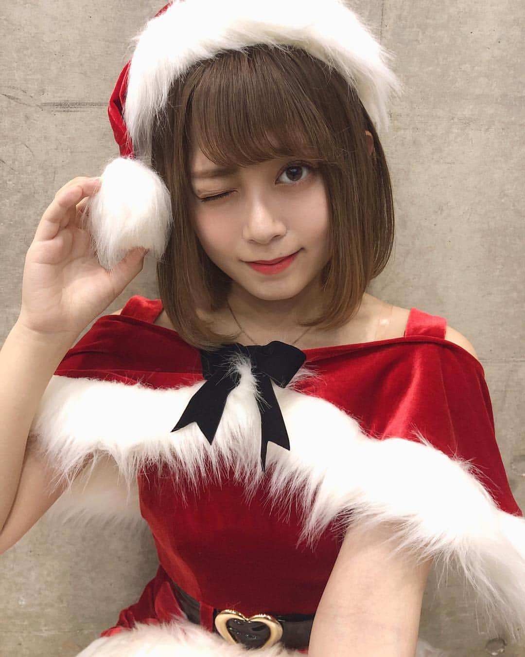 岩花詩乃のインスタグラム：「サンタさん🤶🏻 握手会ありがとでした🎄 珍しくウインク画像❄ * * #クリスマス#Xmas#握手会#幕張メッセ」