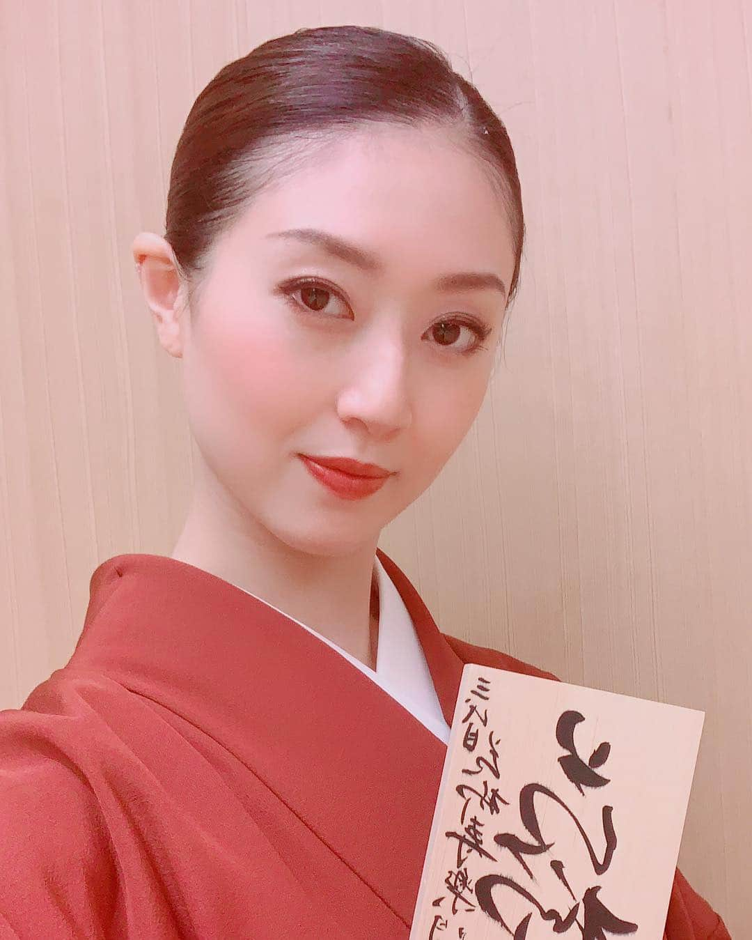 鳳翔大さんのインスタグラム写真 - (鳳翔大Instagram)「皆様ー✳︎ 本日、名取試験無事合格する事が出来ました！！ 『花柳  寿鳳華（じゅほうか）』 として、これからも日本舞踊に精進して参りたいと思います。  8月からお稽古をしていたのに気付いたらもう師走…⛄️ かなり詰め込んで稽古したので不安もありましたが、何とかこの日を迎える事が出来てとても嬉しいです（╹◡╹） 師匠である、花柳寿楽先生は退団公演の金ちゃんの『品川心中』の振り付けをして下さった先生なので、とても不思議な感じもありますが、とてもご縁を感じます！ あれから1年半…海に落ちた金ちゃんはお名前を頂く事が出来ました🎣🌊🐠 ありがとうございました。  来年は和物が続きますので、更に頑張りますのでどうぞ皆様よろしくお願いします！！ #名取試験 #花柳寿楽先生 #鳳翔大 #花柳寿鳳華」12月23日 20時02分 - dai_hosho_official