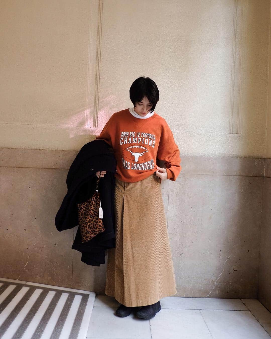 米田有希さんのインスタグラム写真 - (米田有希Instagram)「今冬のニューフェイス🥾第2弾。 こちらもKeen @keen  @keen_japan の。 スポッと履けて軽くて暖かい〜💕 実は、Keenさんとちょっとした楽しみな企画があるの💕いずれお知らせしますね😉  この日のコーデはコート以外古着と大昔に買った服。」12月23日 20時28分 - akiyoneda