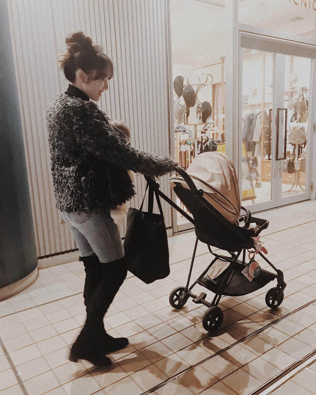 高橋茉莉のインスタグラム：「🧺🖤✔️ . . 3個目のマザーズバッグ😝w 妊娠中から買うか迷ってたけど、結局リュックにして私には合わず失敗。 心配性で荷物多めなわたくし。 最初からこっちにすればよかった…と思ったバッグ！ ちょっとした外出用にしてるけど、軽い深い洗える最高🙏🏼 リップとか目薬入れられるミニポーチも有難いし、ストラップ付いててバッグ内で迷子にならない😂 旦那用にMサイズも検討中… 何種類かあるけど、私は @qbag_japan のピコンのブラックにした🖤 . .  #qparis #qlife #qp_life #qbag #picon #バッグ #black #neoprene #マザーズバッグ #洗える #届いてすぐ旦那に取られて怒る #Mサイズも欲しい #マザーズバッグマニア 💙」