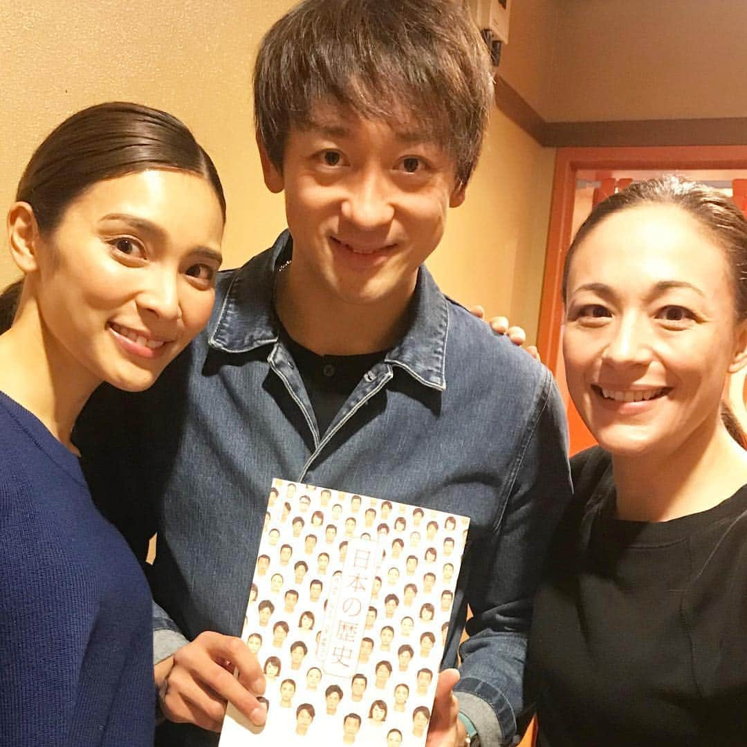 秋元才加さんのインスタグラム写真 - (秋元才加Instagram)「山本耕史君とビアさんと☺️✨ 耕史くんには本当に色々お世話になっています。 以前、お芝居で迷いが出た時、「お前が格好いいと思うことだけをやれ。格好良くないと思うことはやるな。」と言われ、事ある度にその言葉を思い出します。 自分がカッコイイと思える事が出来ているか。 いつも励ましてくれる先輩です。  久しぶりに会ったら、イケメン度が増していた気がしました。 #日本の歴史 #三谷幸喜  #山本耕史 #シルビアグラブ」12月23日 21時01分 - areasayaka