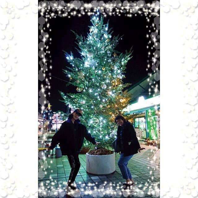 大地真央さんのインスタグラム写真 - (大地真央Instagram)「Merry Xmas🌟🎅🎁🎉🍗🍾 明日はクリスマスイヴですね。 ドラマ「相棒 元日スペシャル」のロケの時、土気駅前で…📱⚡️ 同期生のマヤ（未沙のえる）と🎄の前で可愛く（爆笑） ポーズ✨…(=´∀｀)人(´∀｀=) かつての私の『相棒』（相方？）マヤも、 相棒元日スペシャルに出演しています。 ちょこっとですが、絡みもある… かどうかはお楽しみに…😎✌️ #MerryChristmas 🤶 #相棒元日スペシャル 21時📺👬 #クリスマスイルミネーション✨✨✨✨✨✨ #土気駅 ⏰🌳…(^_^)v #未沙のえる 💒🐸？違う のえる…(^_^)v #宝塚同期生 #夫婦漫才 にも出演 \( ˆoˆ )/…(^_^)v #大地真央 #MAODAICHI」12月23日 21時05分 - daichimao_official