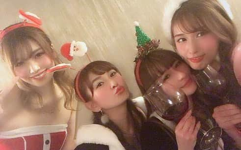 横町ももこさんのインスタグラム写真 - (横町ももこInstagram)「. クリパ第一弾🎄✨ . 念願の ぱんさまwithマーメイズワイン会🍷💚💛 . あやぱんさんとマーメイズのノリが一緒すぎて最高😂❤️ . 楽しすぎて酔っ払ったー💕 . #メリークリスマーメイズ #クリスマスパーティー#クリパ#christmasparty#party#christmas#xmas#christmas2018#ワイン会#サンタ#サンタコス#santaclaus#女子会#merrychristmas#happychristmas#wine#partynight#ほろ酔い#girlsnight#크리스마스#메리크리스마스#일본여자#パシフィックマーメイズ#あやぱん さん#RQ#racequeen#supergt#2号車#carstokaidream28」12月23日 21時28分 - momochadayo