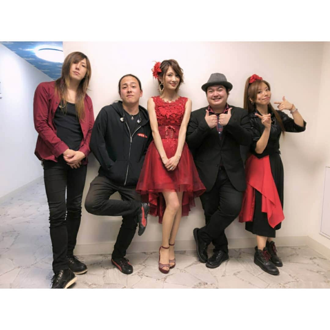 AYASAさんのインスタグラム写真 - (AYASAInstagram)「🎄🎻 Ayasa theater～ep.10～ (2018.12.22) ・ 一足早いクリスマスライブ&年内ラストワンマン終演🎻 皆さんと過ごすライブという時間、場所が自分にとってとてもかけがえのない大切なものだと改めて実感しました✨✨ 年末のお忙しい中来て下さった皆様ありがとうございました😌💓 初めての1公演目は赤、2公演目は緑のカラーコードも、皆様それぞれ考えて来てくれてありがとう❤️💚 ステージ上から見ていてとても華やかで素敵だったり面白かったりでした🎅🎄 . こうやってみんなで年末の締めくくりができてとても幸せです(*´ω`*) また来年の年末もみんなで一緒に元気に楽しく過ごせますように✨✨ ・ 愛すべきバンドメンバーの皆様、そして素敵なライブを魅せて下さったオープニングアクトのバヨリン弾きの皆様と🎶 🥁dr.浪岡健司郎 🎸ba.渋谷有希子 🎸gt.北川遊太 🎹key.Takuto 🎻opening act.雑賀菜月ちゃん、古賀弘子さん ・ ・ #ayasatheater  #ayasatheaterepisode10  #白金高輪seleneb2  #ワンマンライブ  #クリスマスライブ  #年内ラストワンマン  #2018年もありがとうございました ❤️ #2019年もよろしくお願いします 💚」12月23日 21時40分 - ayasa_doya