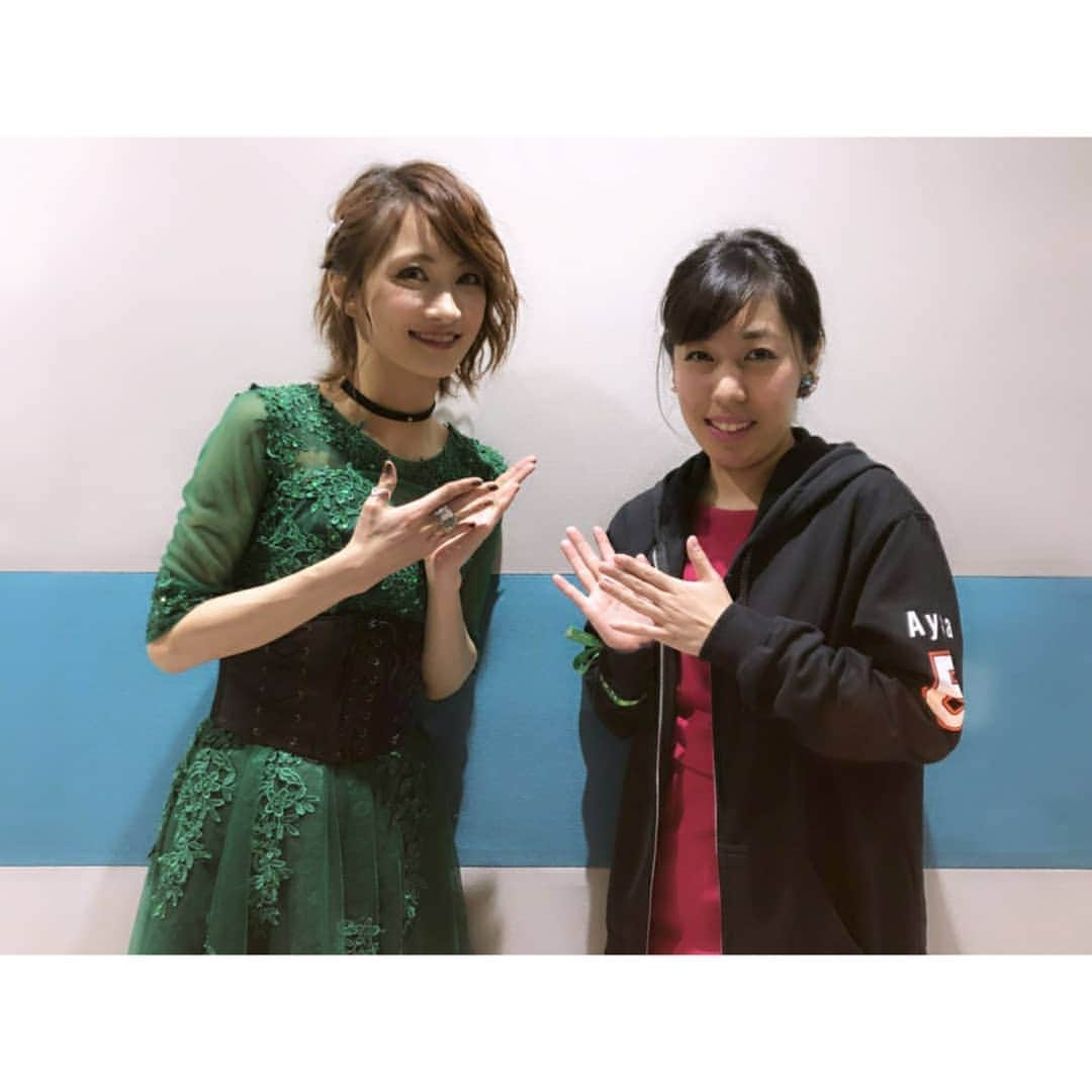 AYASAさんのインスタグラム写真 - (AYASAInstagram)「🎄🎻 Ayasa theater～ep.10～ (2018.12.22) ・ 一足早いクリスマスライブ&年内ラストワンマン終演🎻 皆さんと過ごすライブという時間、場所が自分にとってとてもかけがえのない大切なものだと改めて実感しました✨✨ 年末のお忙しい中来て下さった皆様ありがとうございました😌💓 初めての1公演目は赤、2公演目は緑のカラーコードも、皆様それぞれ考えて来てくれてありがとう❤️💚 ステージ上から見ていてとても華やかで素敵だったり面白かったりでした🎅🎄 . こうやってみんなで年末の締めくくりができてとても幸せです(*´ω`*) また来年の年末もみんなで一緒に元気に楽しく過ごせますように✨✨ ・ 愛すべきバンドメンバーの皆様、そして素敵なライブを魅せて下さったオープニングアクトのバヨリン弾きの皆様と🎶 🥁dr.浪岡健司郎 🎸ba.渋谷有希子 🎸gt.北川遊太 🎹key.Takuto 🎻opening act.雑賀菜月ちゃん、古賀弘子さん ・ ・ #ayasatheater  #ayasatheaterepisode10  #白金高輪seleneb2  #ワンマンライブ  #クリスマスライブ  #年内ラストワンマン  #2018年もありがとうございました ❤️ #2019年もよろしくお願いします 💚」12月23日 21時40分 - ayasa_doya