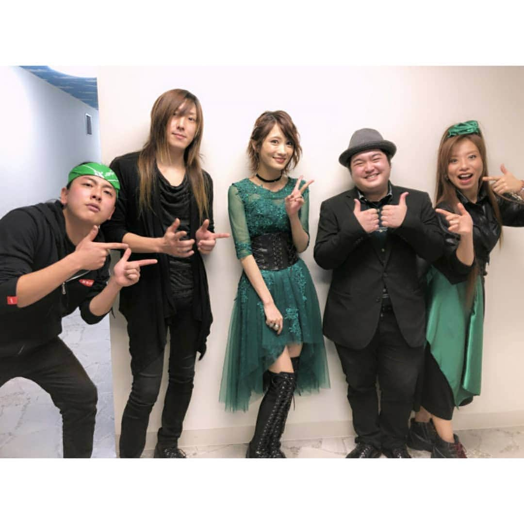 AYASAさんのインスタグラム写真 - (AYASAInstagram)「🎄🎻 Ayasa theater～ep.10～ (2018.12.22) ・ 一足早いクリスマスライブ&年内ラストワンマン終演🎻 皆さんと過ごすライブという時間、場所が自分にとってとてもかけがえのない大切なものだと改めて実感しました✨✨ 年末のお忙しい中来て下さった皆様ありがとうございました😌💓 初めての1公演目は赤、2公演目は緑のカラーコードも、皆様それぞれ考えて来てくれてありがとう❤️💚 ステージ上から見ていてとても華やかで素敵だったり面白かったりでした🎅🎄 . こうやってみんなで年末の締めくくりができてとても幸せです(*´ω`*) また来年の年末もみんなで一緒に元気に楽しく過ごせますように✨✨ ・ 愛すべきバンドメンバーの皆様、そして素敵なライブを魅せて下さったオープニングアクトのバヨリン弾きの皆様と🎶 🥁dr.浪岡健司郎 🎸ba.渋谷有希子 🎸gt.北川遊太 🎹key.Takuto 🎻opening act.雑賀菜月ちゃん、古賀弘子さん ・ ・ #ayasatheater  #ayasatheaterepisode10  #白金高輪seleneb2  #ワンマンライブ  #クリスマスライブ  #年内ラストワンマン  #2018年もありがとうございました ❤️ #2019年もよろしくお願いします 💚」12月23日 21時40分 - ayasa_doya