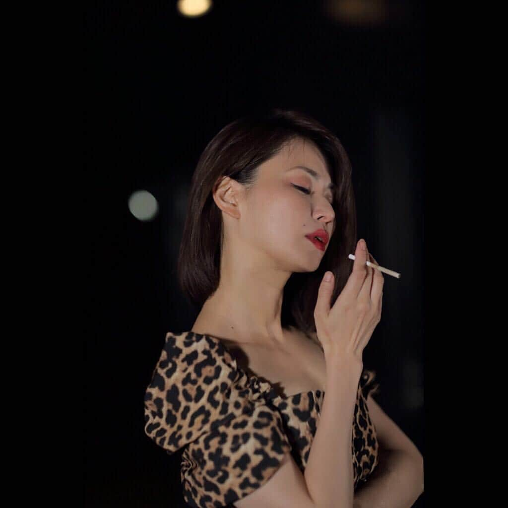 菅井玲さんのインスタグラム写真 - (菅井玲Instagram)「写真家 @kirin.photo 🦒 #夜の女 #昭和の女 #豹柄 #女豹 #たばこ #ポートレート #ナイトポートレート #夜の街 #愛人 #portrait #portraitphotography #portraits #japanese #nightportrait #night #portrait_shots #portrait_mood #portraitvision #portraits_vision #portrait_perfection #portrait_mf #portraitpage #portrait_ig #portraitvision」12月23日 22時12分 - rei_sugai_